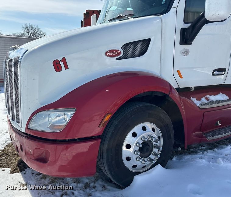 image for item FG0004 2015 Peterbilt 579 semi truck
