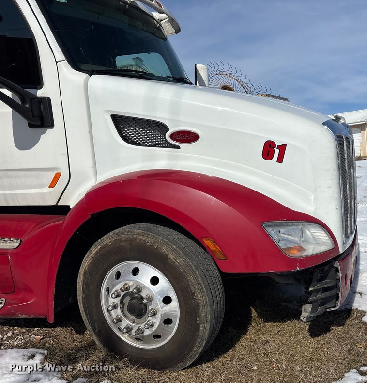 image for item FG0004 2015 Peterbilt 579 semi truck