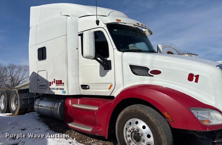 image for item FG0004 2015 Peterbilt 579 semi truck
