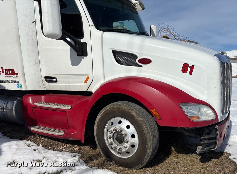 image for item FG0004 2015 Peterbilt 579 semi truck