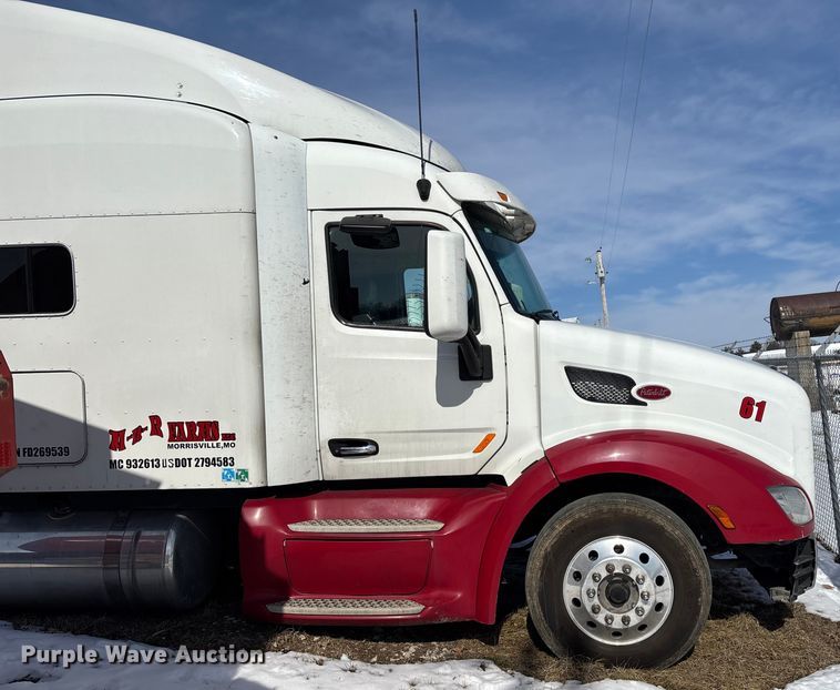 image for item FG0004 2015 Peterbilt 579 semi truck