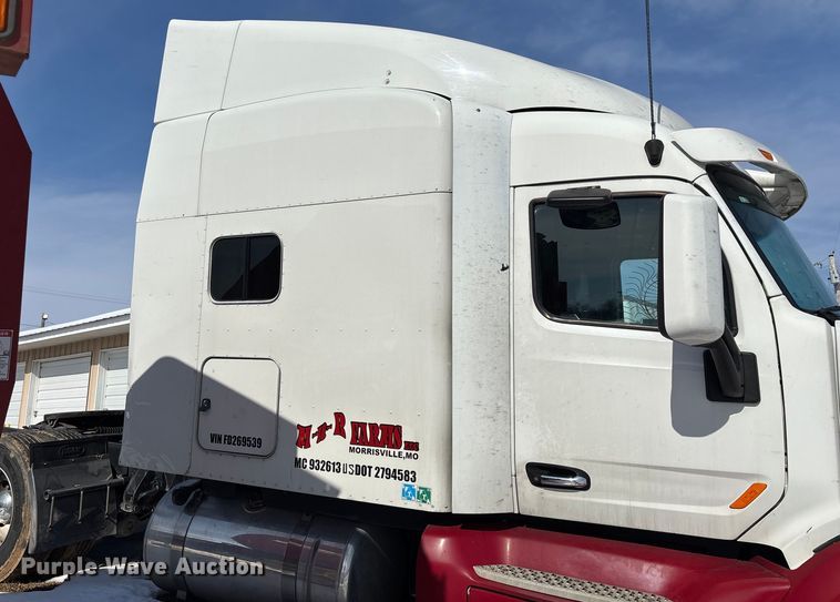 image for item FG0004 2015 Peterbilt 579 semi truck