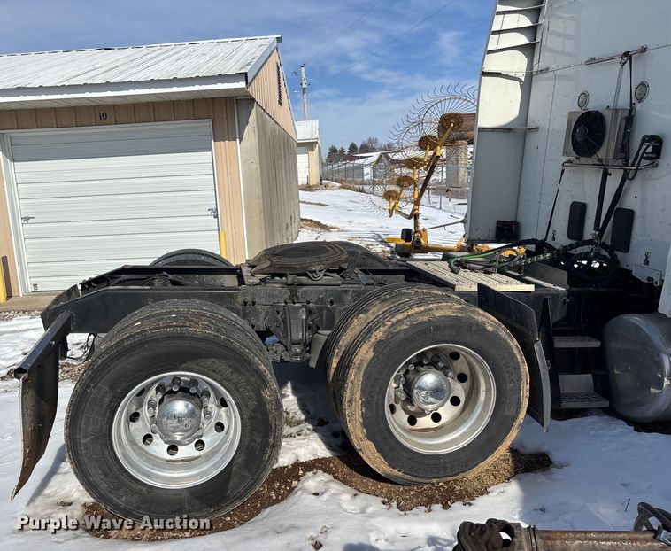 image for item FG0004 2015 Peterbilt 579 semi truck