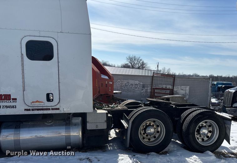 image for item FG0004 2015 Peterbilt 579 semi truck