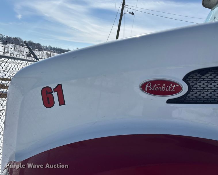 image for item FG0004 2015 Peterbilt 579 semi truck