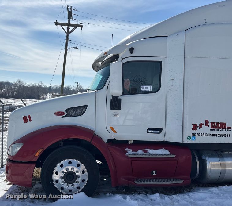 image for item FG0004 2015 Peterbilt 579 semi truck
