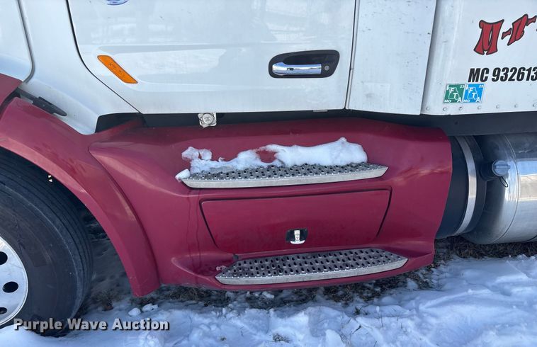 image for item FG0004 2015 Peterbilt 579 semi truck