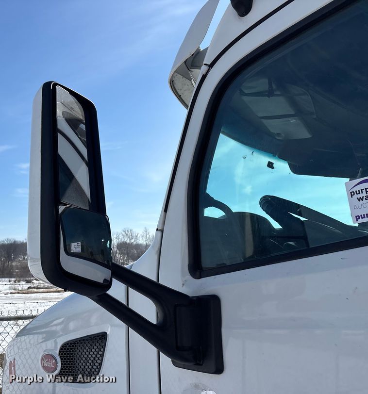 image for item FG0004 2015 Peterbilt 579 semi truck