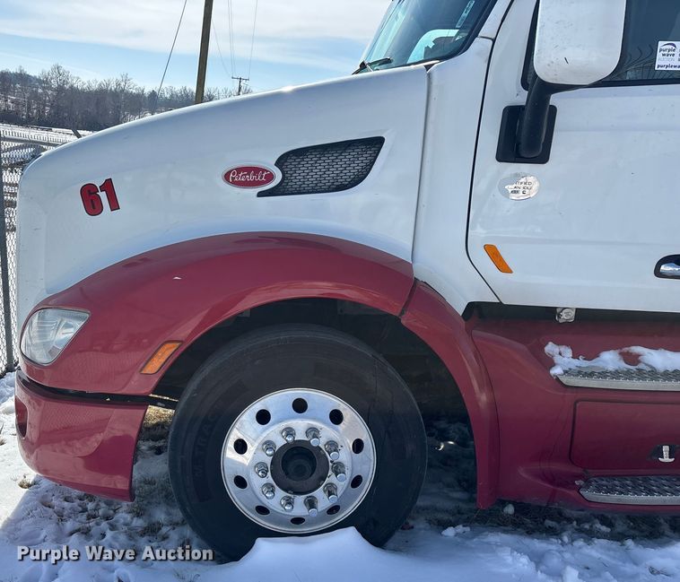 image for item FG0004 2015 Peterbilt 579 semi truck