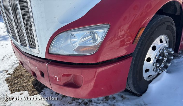 image for item FG0004 2015 Peterbilt 579 semi truck