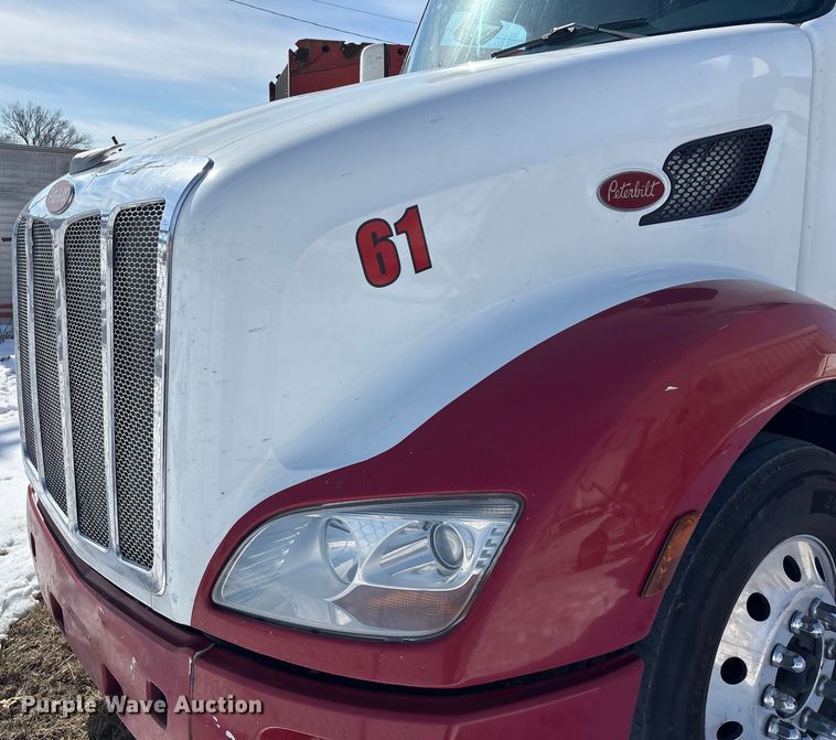 image for item FG0004 2015 Peterbilt 579 semi truck
