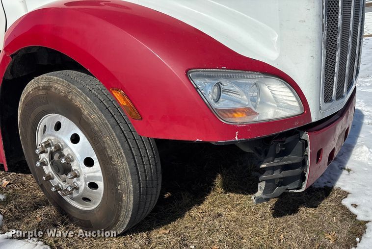 image for item FG0004 2015 Peterbilt 579 semi truck
