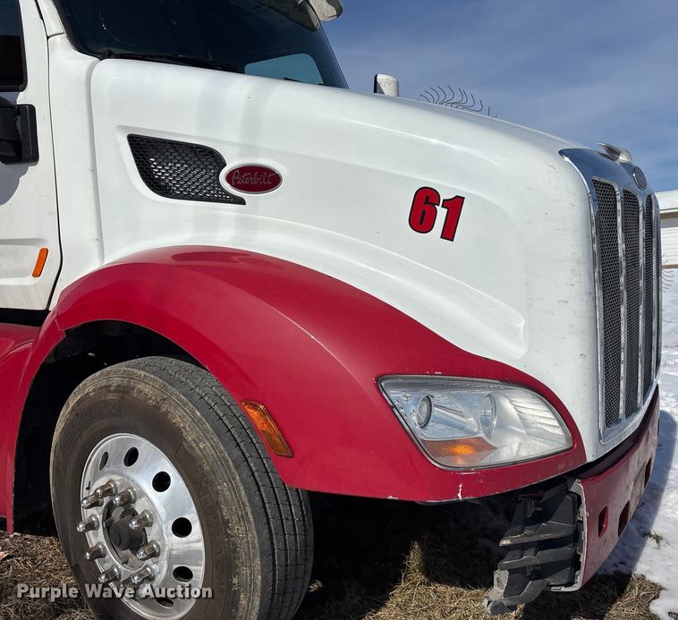 image for item FG0004 2015 Peterbilt 579 semi truck