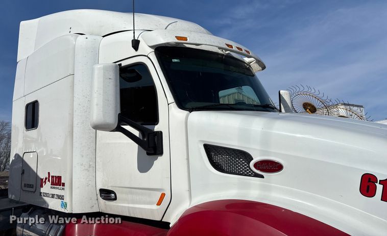 image for item FG0004 2015 Peterbilt 579 semi truck