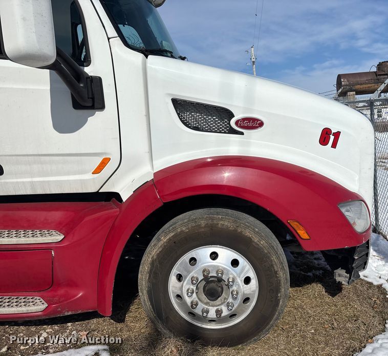 image for item FG0004 2015 Peterbilt 579 semi truck