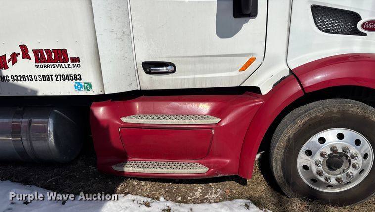 image for item FG0004 2015 Peterbilt 579 semi truck
