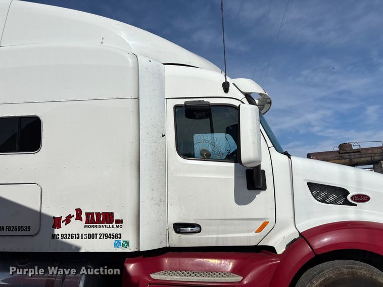 image for item FG0004 2015 Peterbilt 579 semi truck
