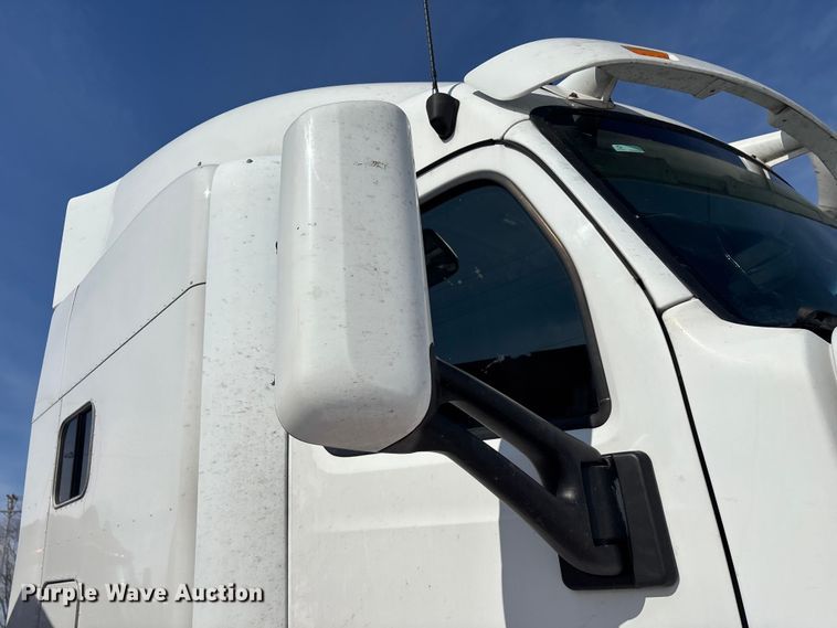 image for item FG0004 2015 Peterbilt 579 semi truck