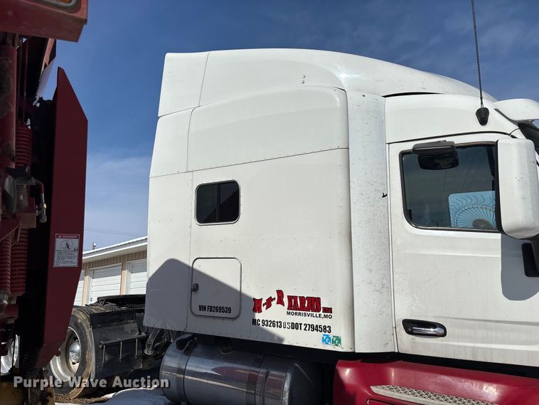 image for item FG0004 2015 Peterbilt 579 semi truck