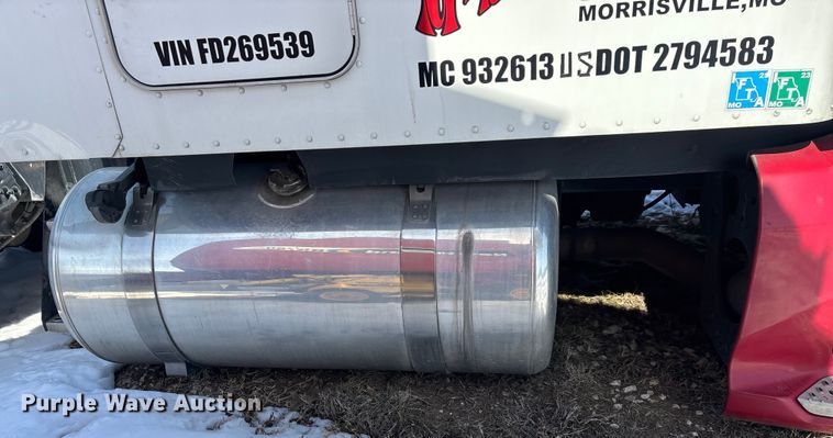 image for item FG0004 2015 Peterbilt 579 semi truck