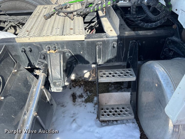 image for item FG0004 2015 Peterbilt 579 semi truck