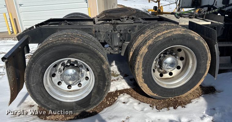 image for item FG0004 2015 Peterbilt 579 semi truck