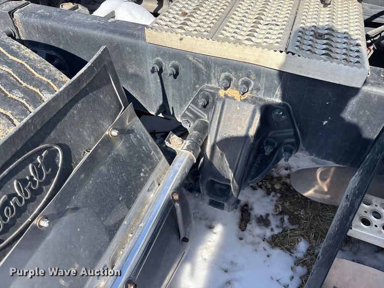 image for item FG0004 2015 Peterbilt 579 semi truck