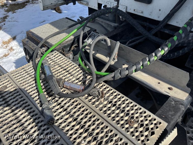 image for item FG0004 2015 Peterbilt 579 semi truck