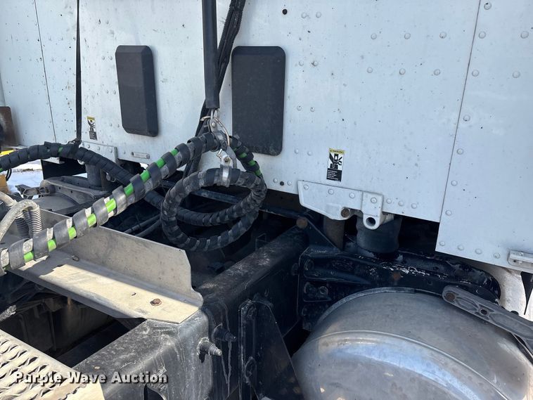 image for item FG0004 2015 Peterbilt 579 semi truck