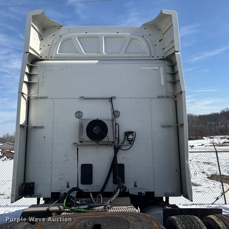 image for item FG0004 2015 Peterbilt 579 semi truck