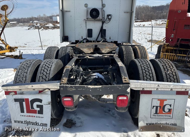 image for item FG0004 2015 Peterbilt 579 semi truck