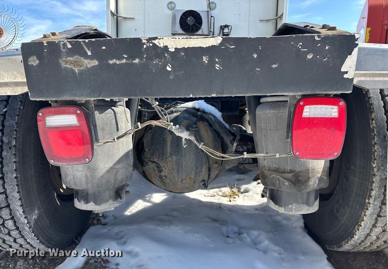 image for item FG0004 2015 Peterbilt 579 semi truck