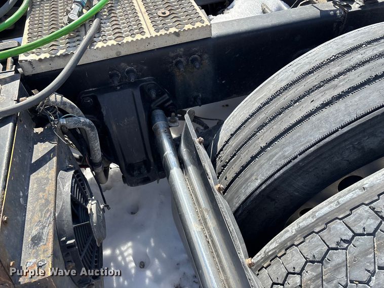 image for item FG0004 2015 Peterbilt 579 semi truck