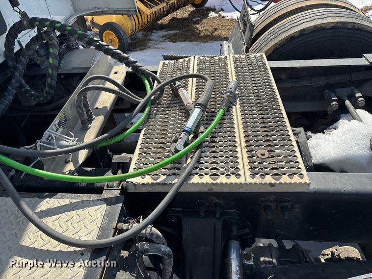 image for item FG0004 2015 Peterbilt 579 semi truck