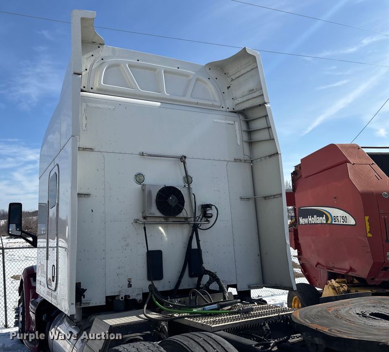 image for item FG0004 2015 Peterbilt 579 semi truck