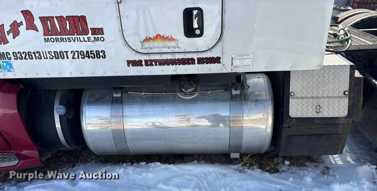 image for item FG0004 2015 Peterbilt 579 semi truck