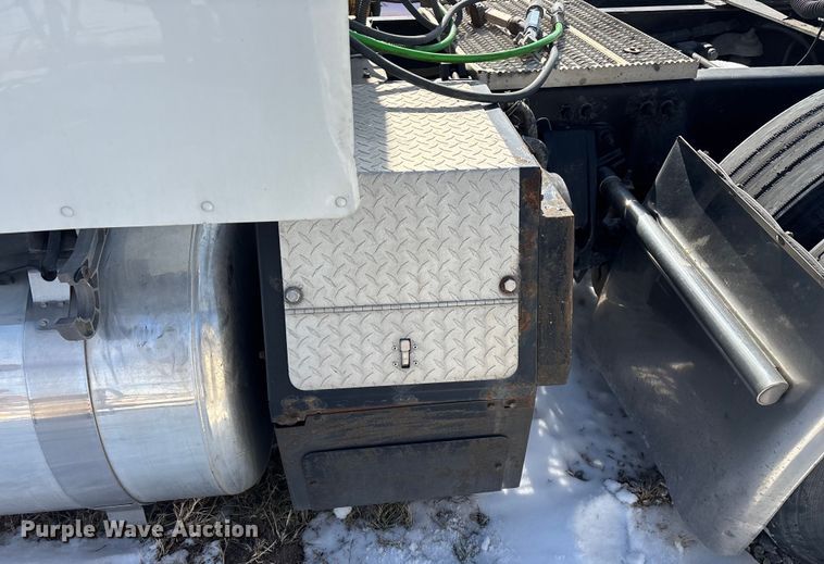 image for item FG0004 2015 Peterbilt 579 semi truck