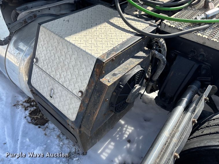 image for item FG0004 2015 Peterbilt 579 semi truck