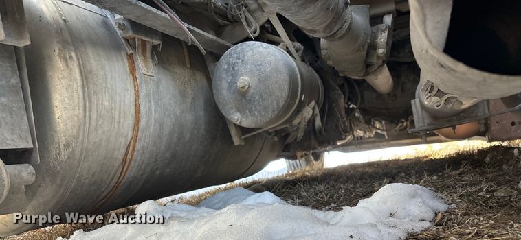 image for item FG0004 2015 Peterbilt 579 semi truck