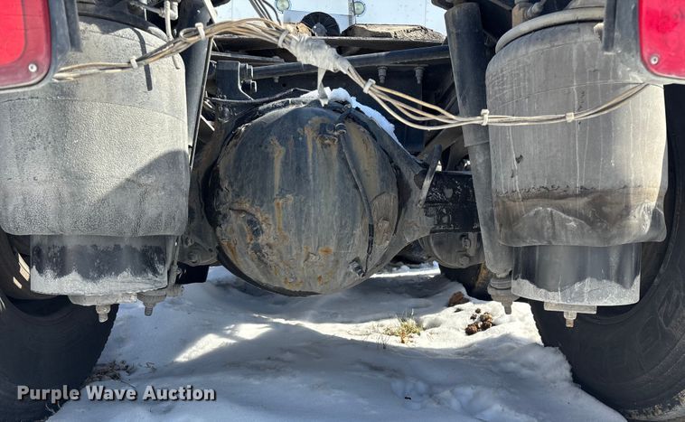 image for item FG0004 2015 Peterbilt 579 semi truck