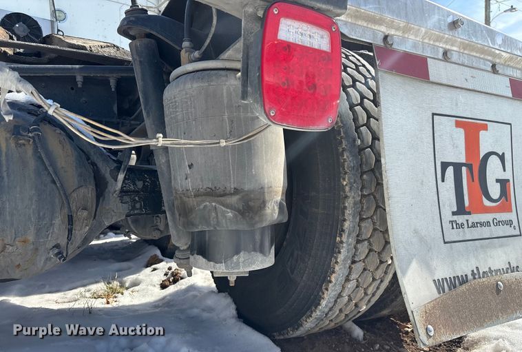 image for item FG0004 2015 Peterbilt 579 semi truck