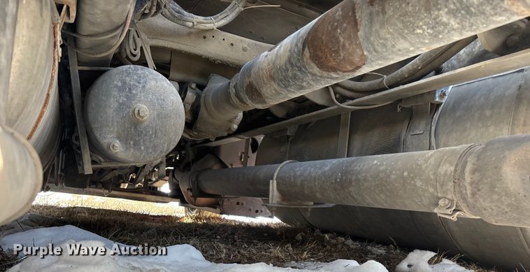 image for item FG0004 2015 Peterbilt 579 semi truck