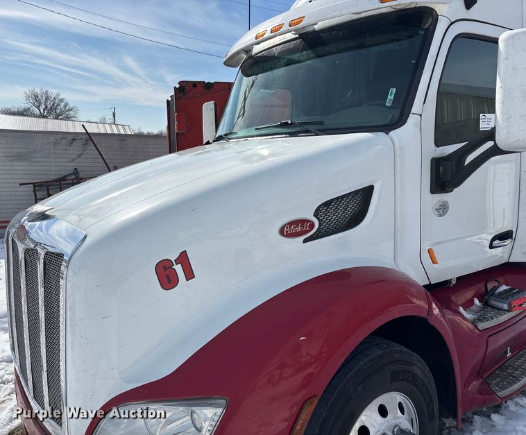 image for item FG0004 2015 Peterbilt 579 semi truck
