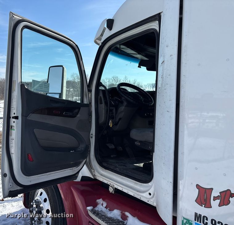image for item FG0004 2015 Peterbilt 579 semi truck