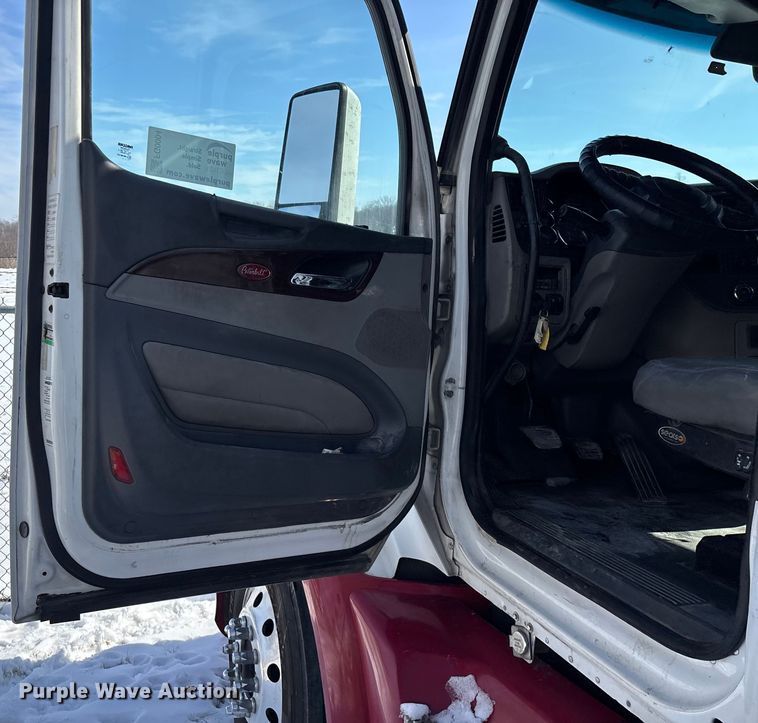 image for item FG0004 2015 Peterbilt 579 semi truck