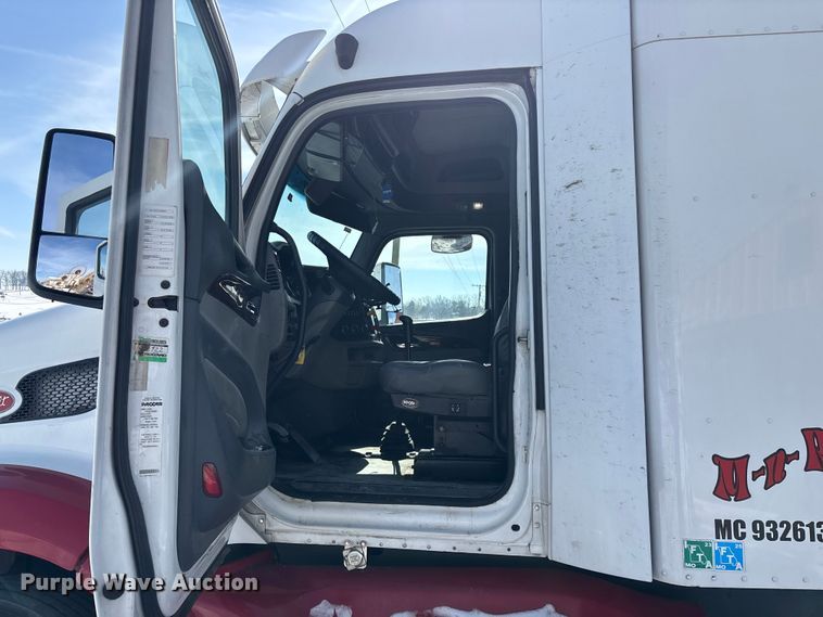 image for item FG0004 2015 Peterbilt 579 semi truck