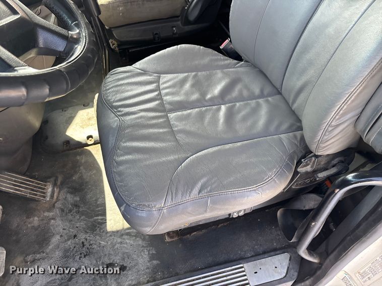 image for item FG0004 2015 Peterbilt 579 semi truck