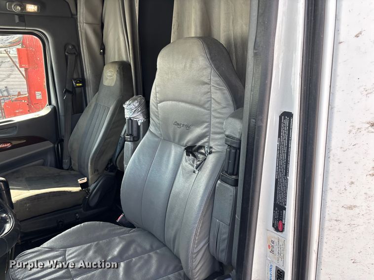 image for item FG0004 2015 Peterbilt 579 semi truck