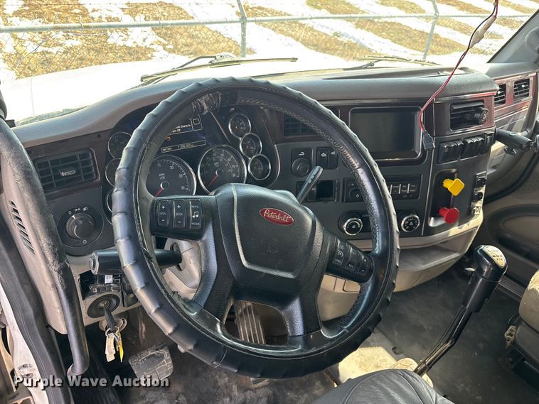 image for item FG0004 2015 Peterbilt 579 semi truck