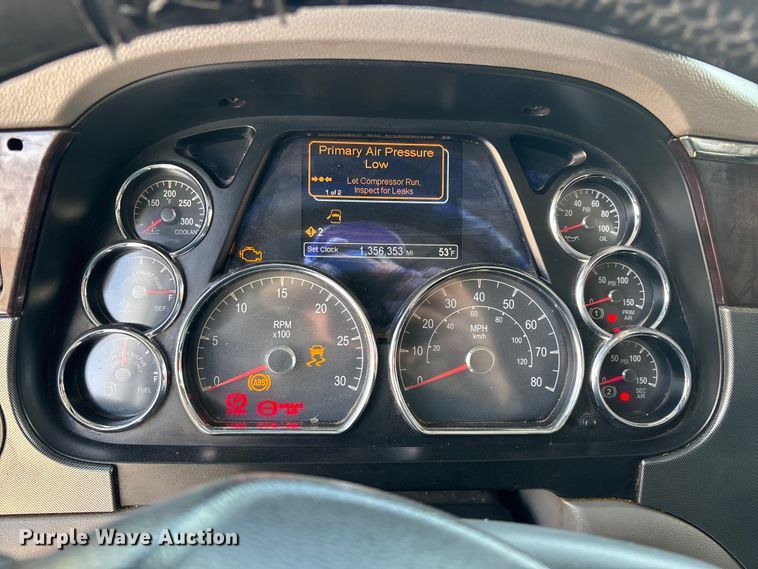 image for item FG0004 2015 Peterbilt 579 semi truck